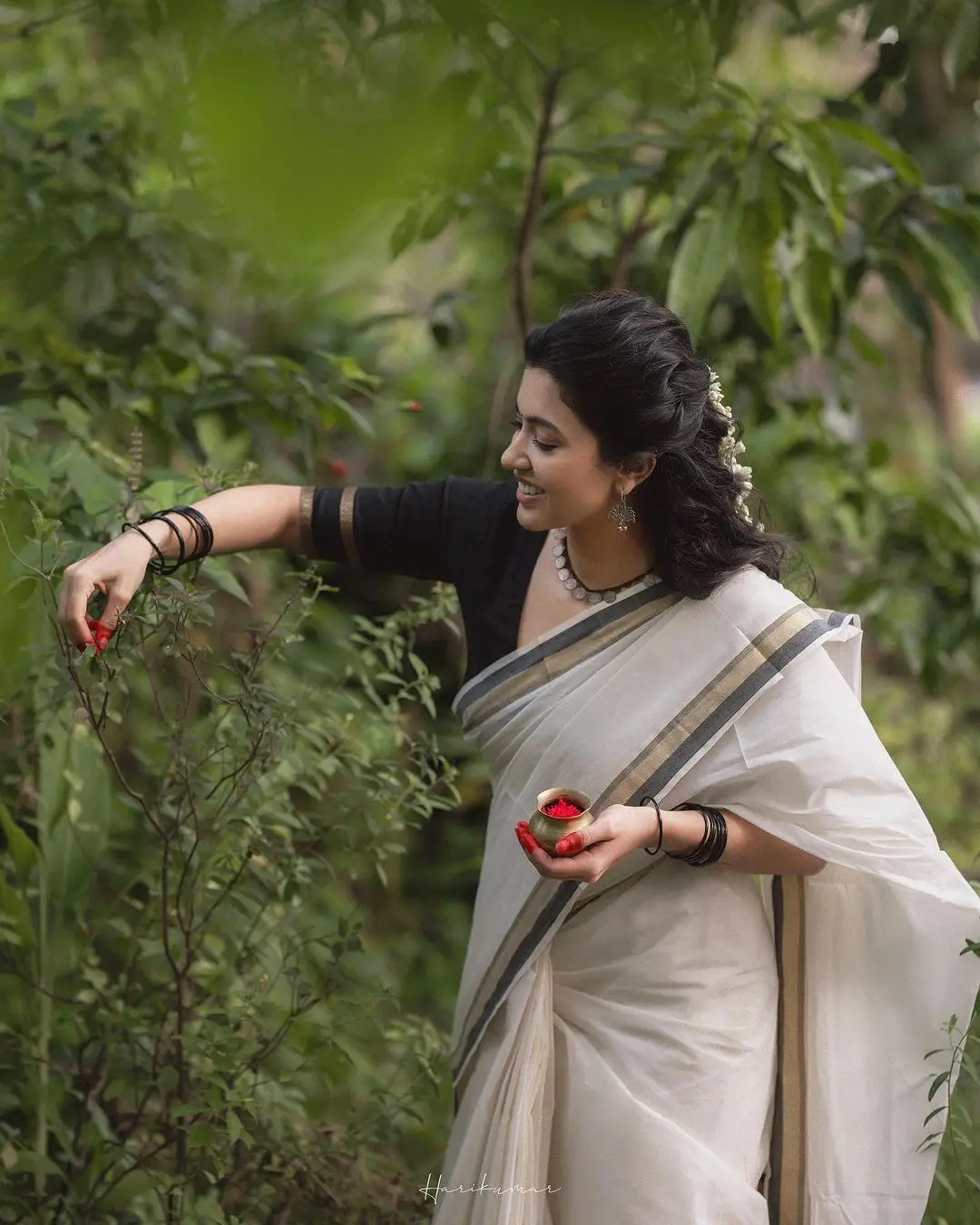 malayalam actress anju kurian stills in white saree black blouse